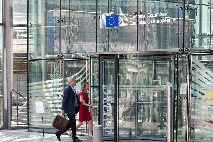 Europese ambtenaren bij Berlaymont gebouw