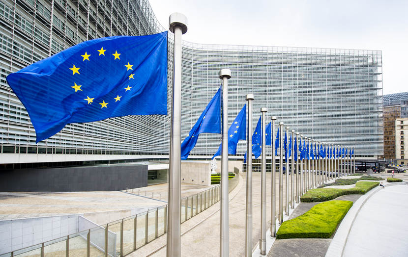 Vlaggen voor Berlaymont gebouw van de Europese Commissie