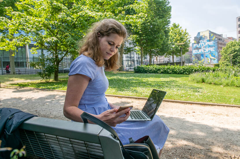 Fieke van de Ven aan het werk in een park in Brussel