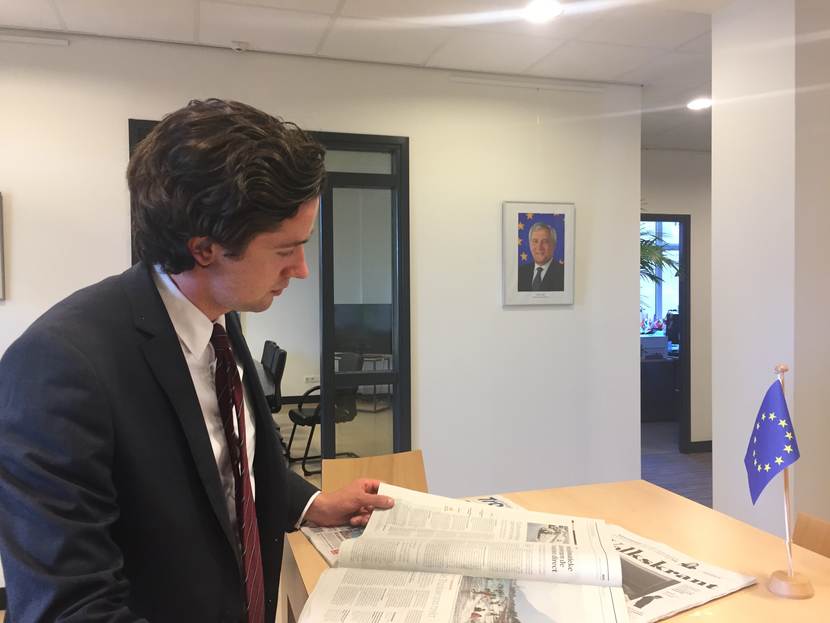 Thijs Bonenkamp leest krant