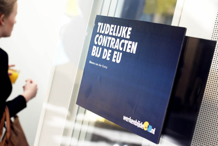 Bord met tekst 'tijdelijke contracten bij de EU'