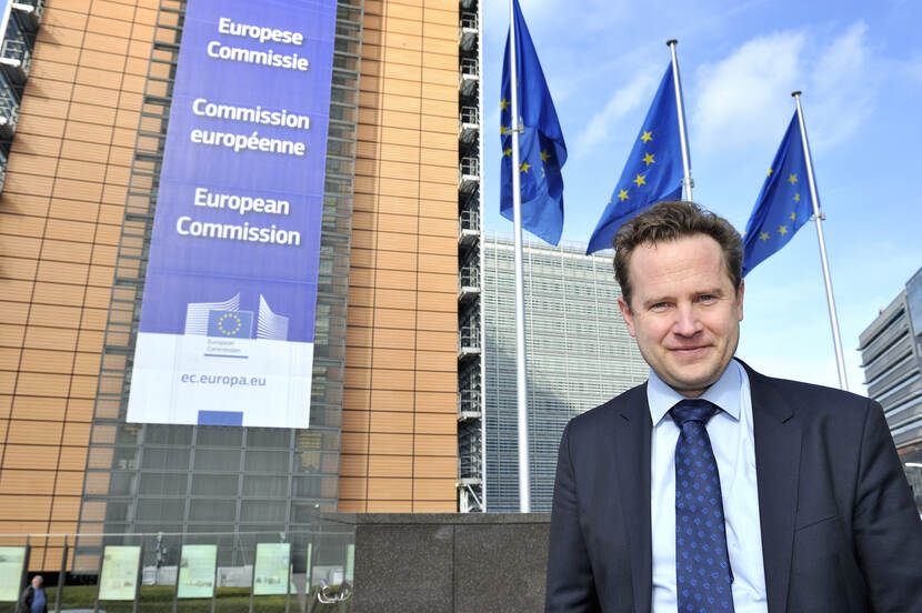 Koen Jonkers bij gebouw Europese Commissie