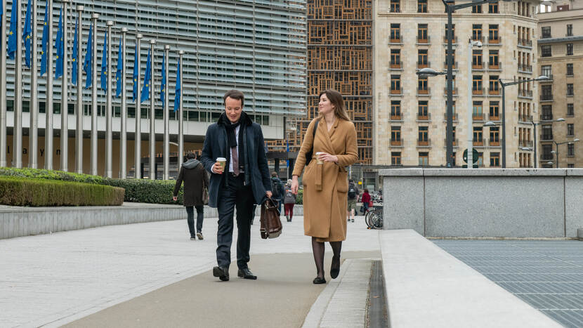 Charlotte Renckens en Melvin van Velthoven wandelent bij het Berlaymontgebouw