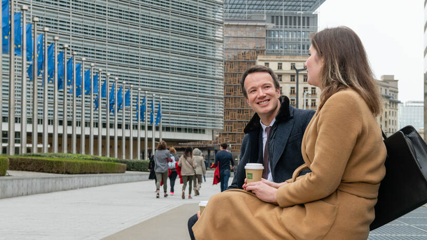 Melvin en Charlotte op plein voor Berlaymontgebouw van de Europese Commissie