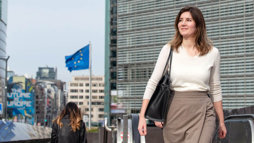 Charlotte Renckens bij ingang metro Brussel