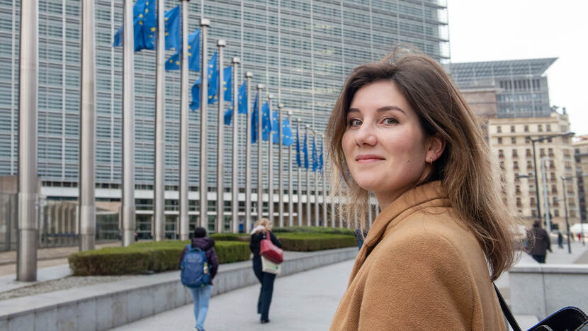 Charlotte Renckens bij het Berlaymont gebouw van de Europese Commissie