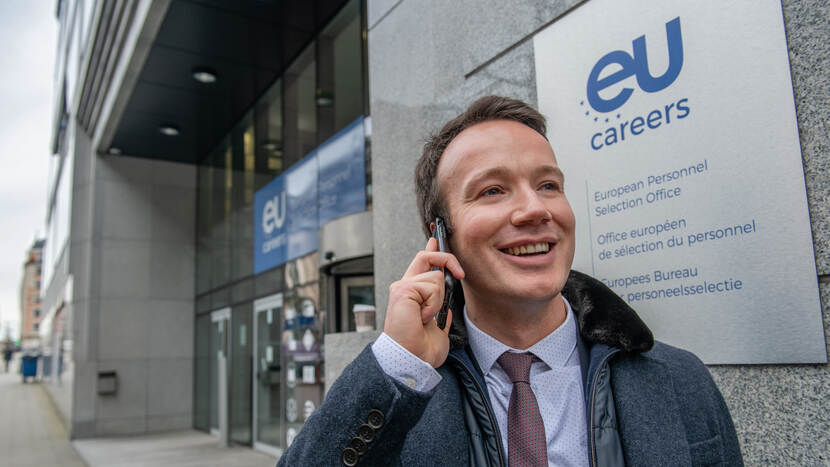 Telefonerende EU-ambtenaar voor Europees Bureau voor Personeelsselectie (EPSO)