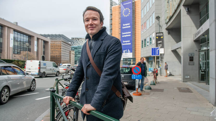 Melvin van Velthoven bij Berlaymont gebouw Europese Commissie