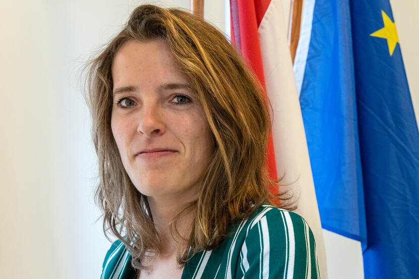 Jet Krantz bij vlaggen EU en Nederland
