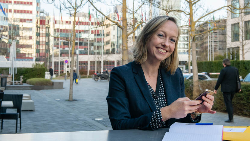 Yoline Kuipers met smartphone